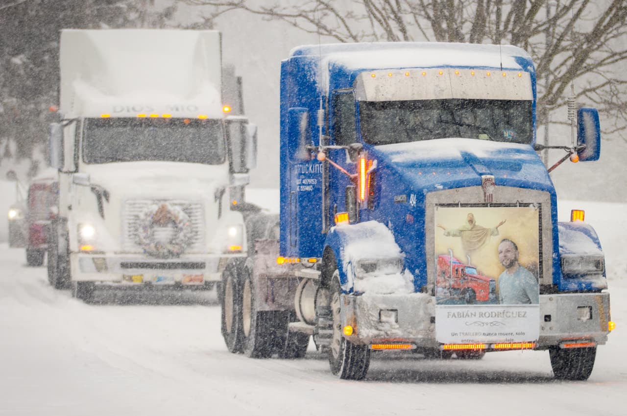En la parte de frente de su tráiler, Samuel carga una imagen de su hermano con la frase:
<b>“Un trailero nunca muere solo, solo entrega su último viaje…”</b>.