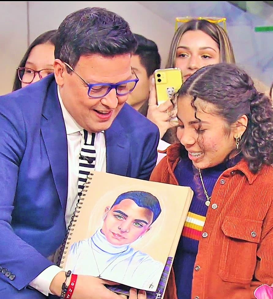 Por otra parte, una de sus fans los sorprendió al mostrarles el arte que realizó inspirada en ellos. La banda le agradeció el detalle al firmar los retratos.