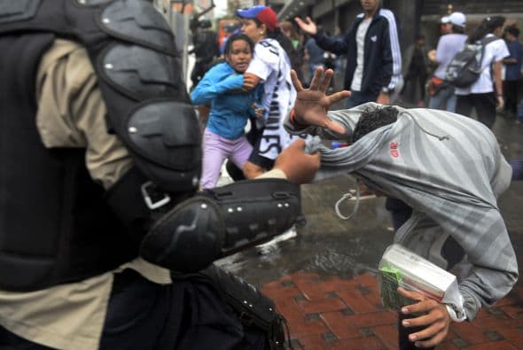 Pero las barricadas fueron levantadas por agentes de la policía que utilizaron balas de goma para dispersar a los manifestantes.