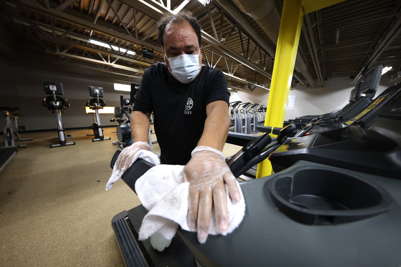 Los gimnasios y los centros atléticos en lugares cerrados, como los estudios de yoga, artes marciales y escalada pueden abrir al 30% de su capacidad.