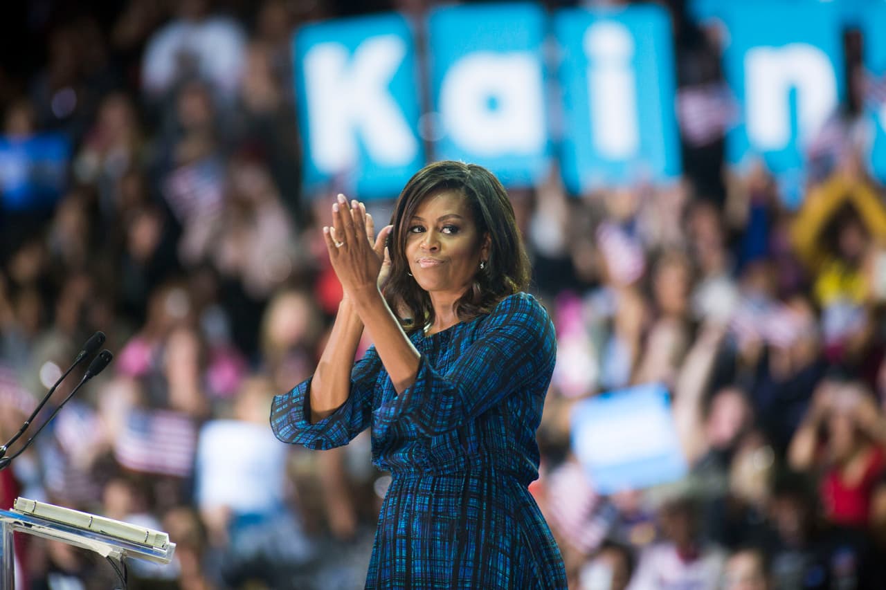Lo mismo hizo Obama en Lasalle University, en Filadelfia, en donde dijo enfáticamente: "Necesitamos un adulto en la Casa Blanca. Cuando se toman decisiones sobre vida o la muerte, la guerra o la paz no podemos tener un presidente que estalle irracionalmente". Su traje azul de cuadros negros fue de nuevo una declaración de estilo.
