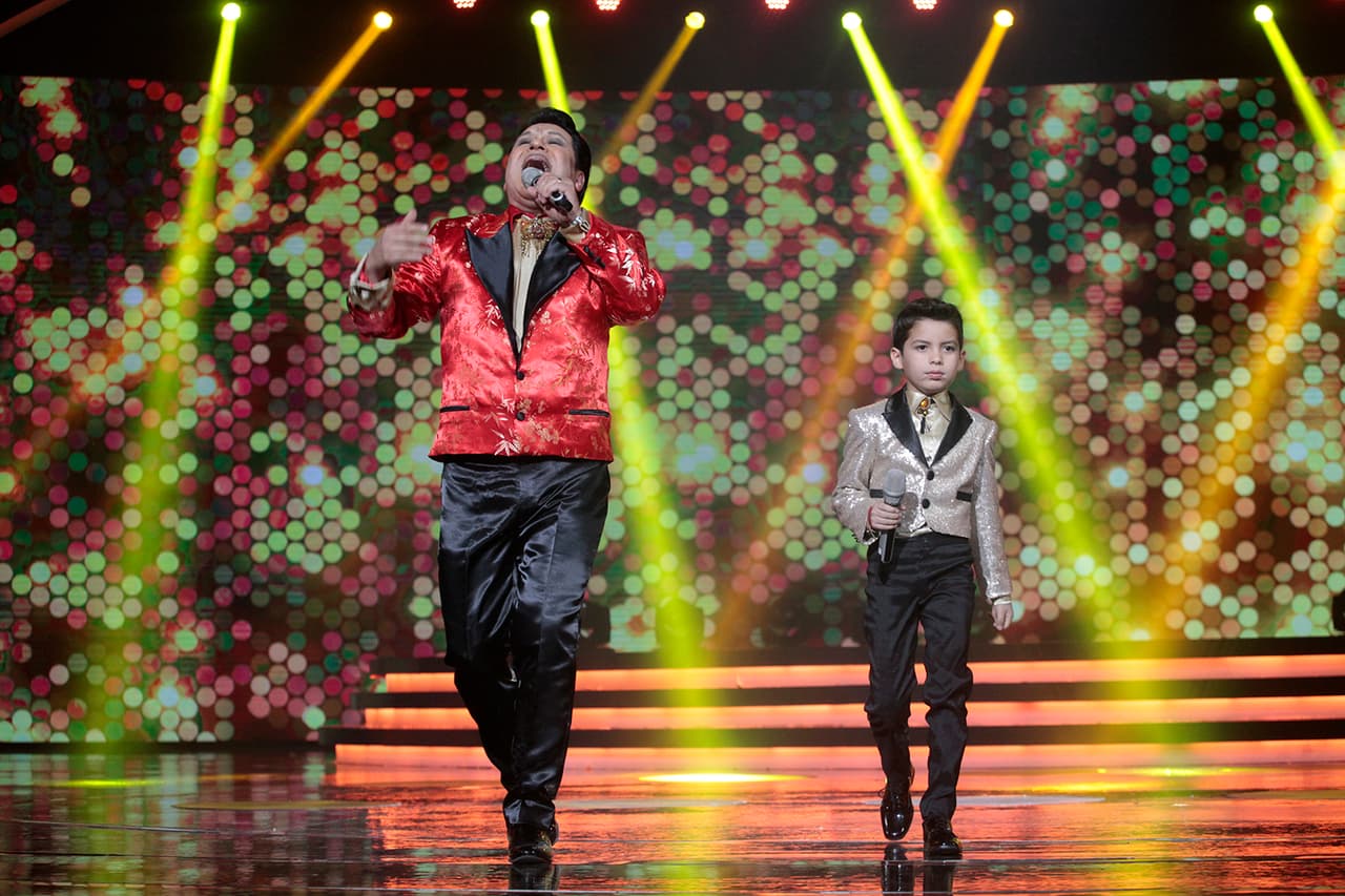 Juan Gabriel cantó a dueto con Kevin, del escuadrón 'Beba y sus Yolotzin'.