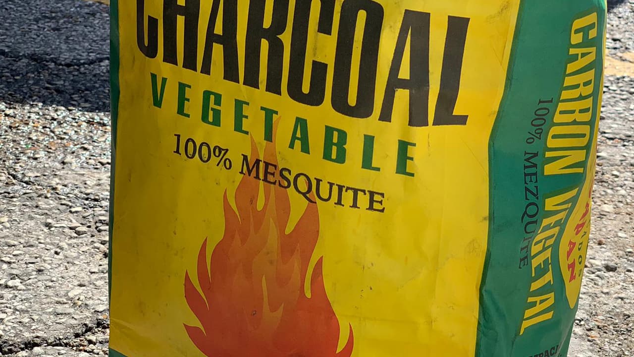Uno de los productos indispensables para hacer la comida afuera, fue el carbón.