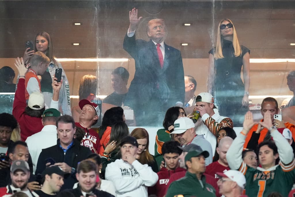 El presidente Donald Trump acompañado de su hija Ivanka y una de sus nietas.