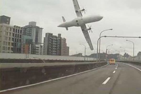 Un avión con 58 personas a bordo chocó contra un puente en Taipéi, la capital de Taiwán. (Imagen tomada de Twitter).