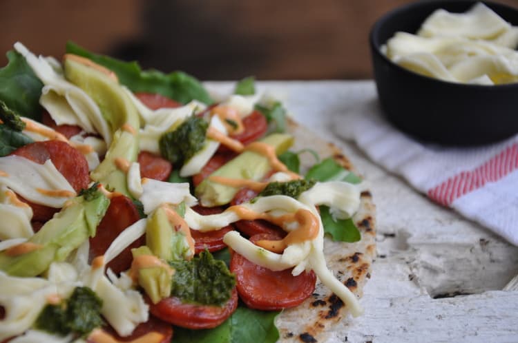 Las arepas colombianas de Palenque tienen queso de hebra, hogao y salsa de cilantro.