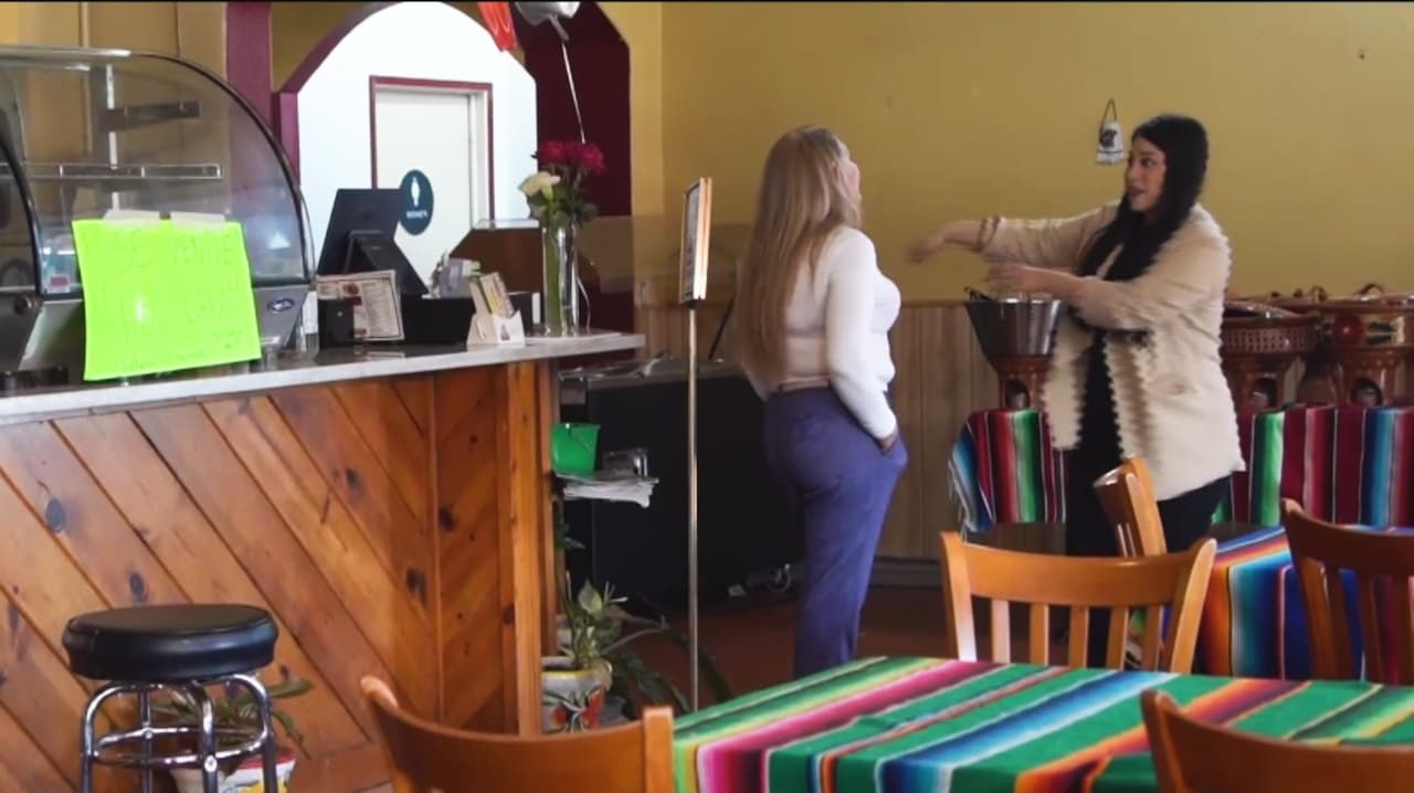 Negocios hispanos de Sacramento reciben capacitación para protegerse ante redadas de ICE