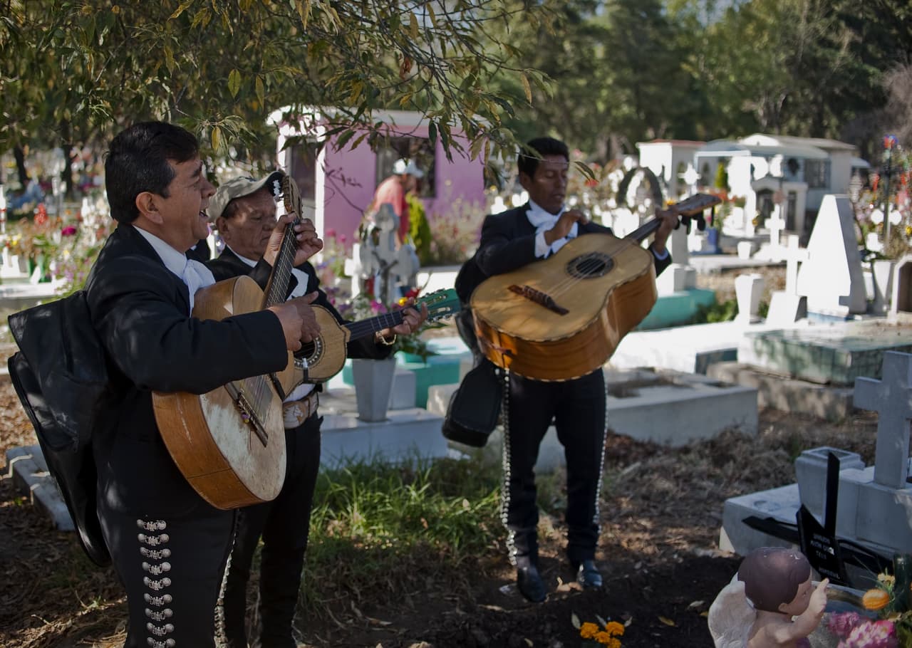 Pero además, cabe resaltar que gran parte de las culturas de Mesoamérica no veían la muerte como el fin de algo, sino como la continuidad de la vida, como un motivo de celebración para quienes quedaban atrás, y eso es algo que se transmite en los festejos del Día de Muertos.