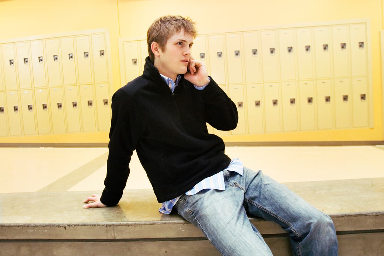 Si el profesor se detiene a reprender al estudiante que usa su teléfono, el hilo de la clase se pierde y quienes sí prestaban atención a ella, también se distraen por culpa de un celular ajeno.