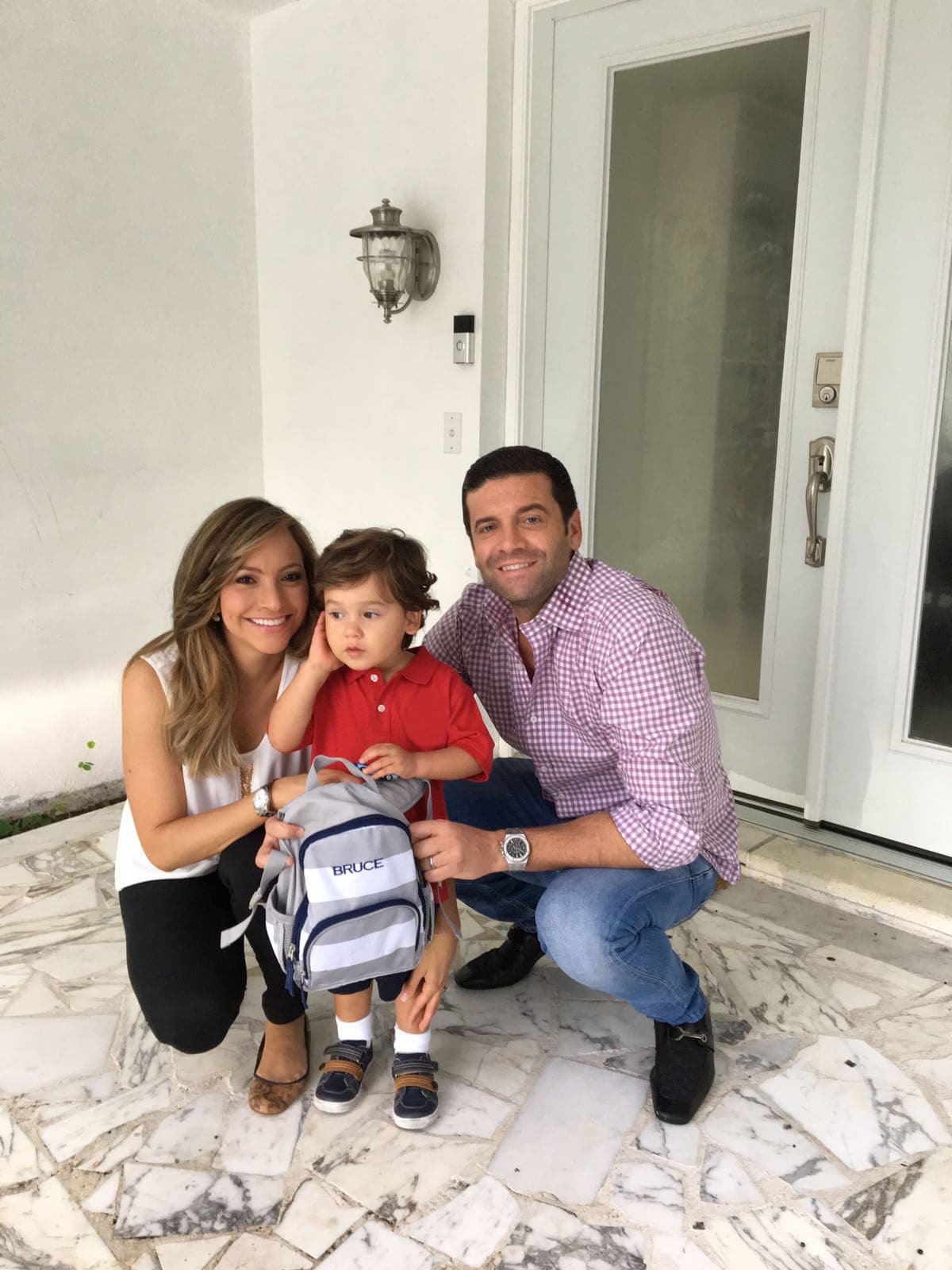 ¡Qué nervios! Satcha y su esposo Aaron alistan a Baby Bruce para su primer día de escuela.