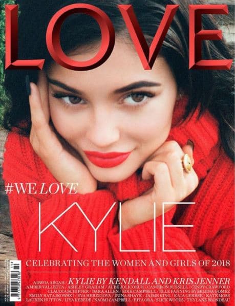 Incluso para cumplir con algunos compromisos profesionales, la socialité supo como ocultar que se convertiría en mamá. Jenner apareció en la portada de la revista 'Love' en el mes de diciembre de 2017, sin embargo en las fotos no dejó ver su cuerpo completo.