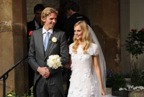 El vestido tenía flores de tela y transparencias sutiles.