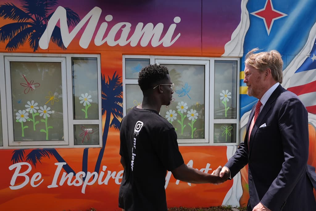 El rey Guillermo saluda al artista Rasheed Lowe, de Aruba, quien es uno de los creadores de los murales que adornan la escuela Dr. Henry W. Mack.