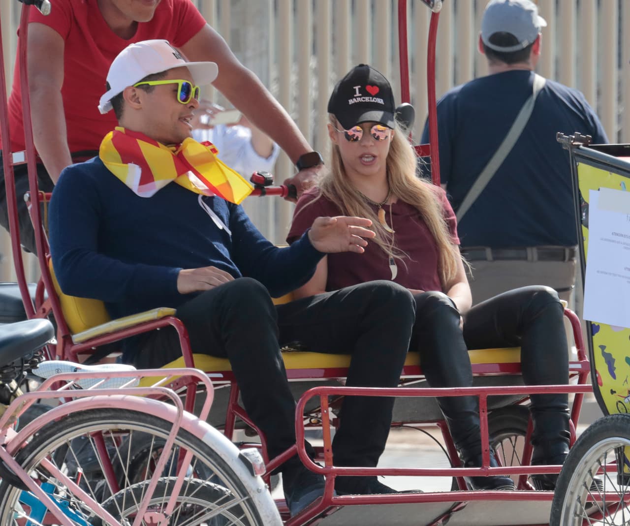 Shakira, con pantalones de cuero en la primera de Barcelona, y una gorra que dice "I love Barcelona".
