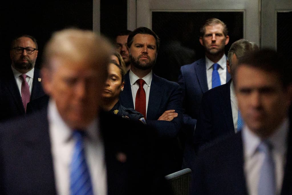 Aliados de Trump acompañan al expresidente en el tribunal y levantan la voz por él para que no viole la orden mordaza