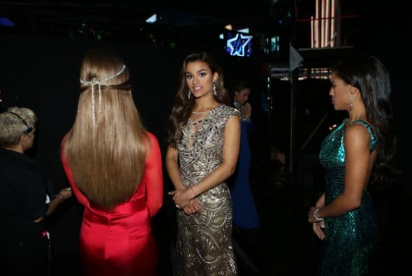 Te llevamos detrás de cámaras de esta semifinal donde hasta las eliminadas resucitaron. ¿Quién será la próxima Nuestra Belleza Latina?