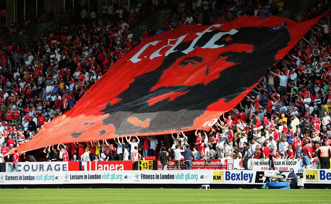 Este trapo fue desplegado por los aficionados del Charlton Athletic de Inglaterra con una imagen similar a la mítica del 'Che' Guevara.