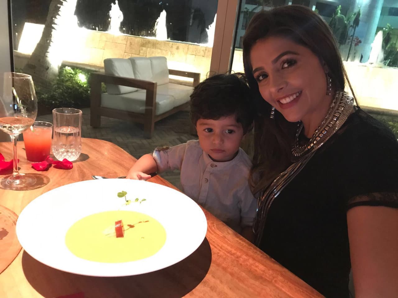 “Ha sido una de las cenas más maravillosas en mi vida, el chef Juan Manuel se lució con sus atenciones, el restaurante divino y lo mejor fue la compañía de Joshua y Orlando que me hicieron reír durante toda la velada y me hiceron sentir de verdad muy feliz” nos comentó Catalina acerca de su cumpleaños número 30.