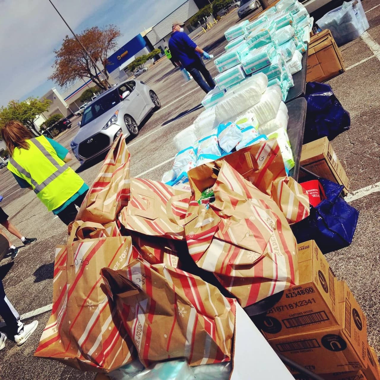 Voluntarios entregan pañales a familias necesitadas