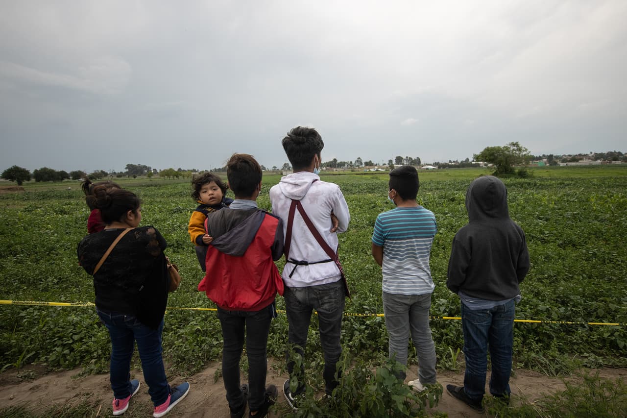 Un grupo de personas junto
<a href="https://www.elsoldemexico.com.mx/doble-via/virales/graban-con-vida-perritos-atrapados-socavon-puebla-rescatistas-esperan-autorizacion-6823571.html" target="_blank">al área que está restringida</a> por las autoridades. Al mencionar el riesgo de que haya más fracturas, la dependencia advirtió a la población mantenerse alejada del lugar.