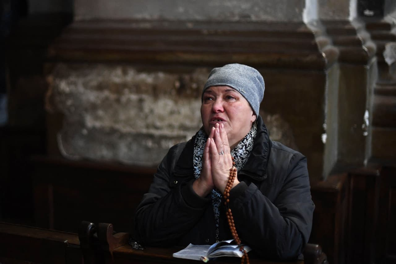 Una mujer reza dentro de una iglesia de la ciudad ucraniana de Lviv.