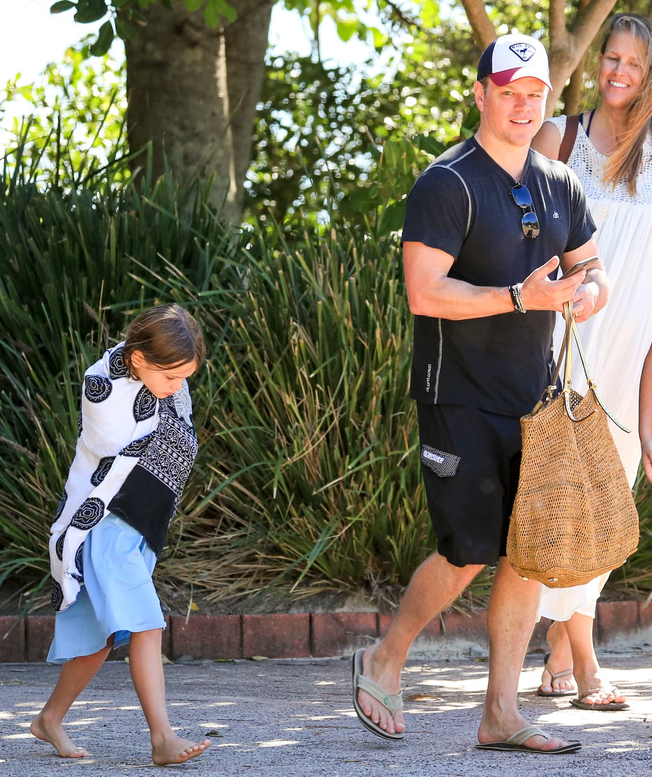 Chris Hemsworth y Matt Damon disfrutan de las playas de Australia con sus respectivas familias.