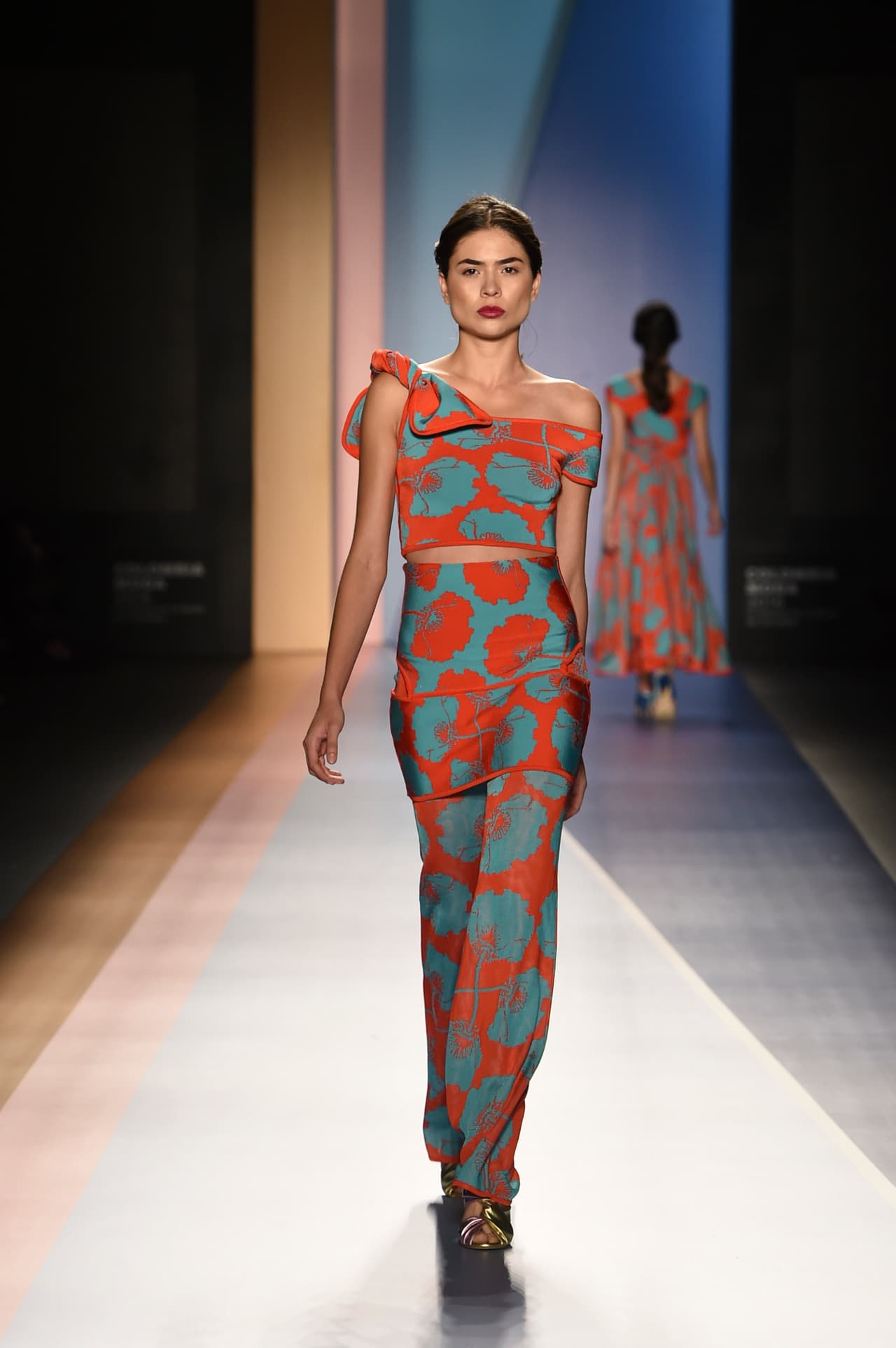 Los crop tops siguen con toda su fuerza y se inscriben en esta tendencia sobrellevando también grandes moños o anudados como lo propuso Pepa Pombo en este look de pantalón a la cintura.