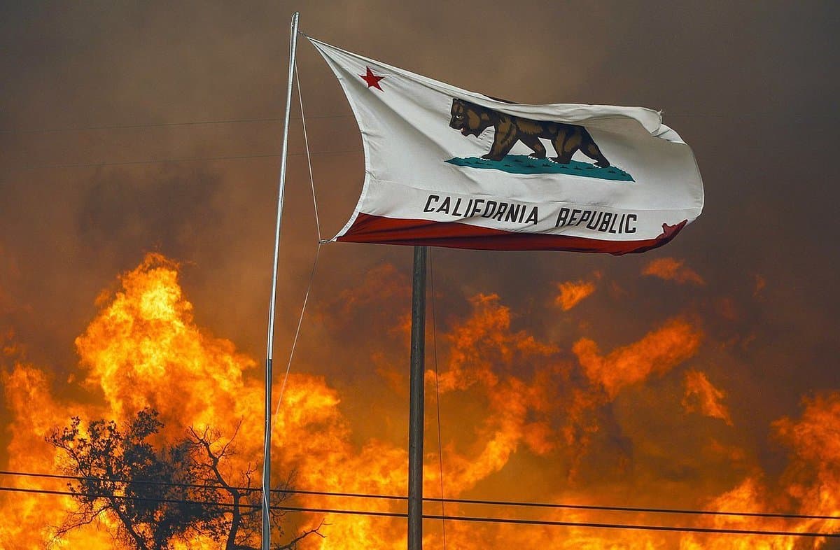 Los vientos no dan tregua: alerta crítica de incendios por ráfagas de hasta 70 mph en el sur de California
