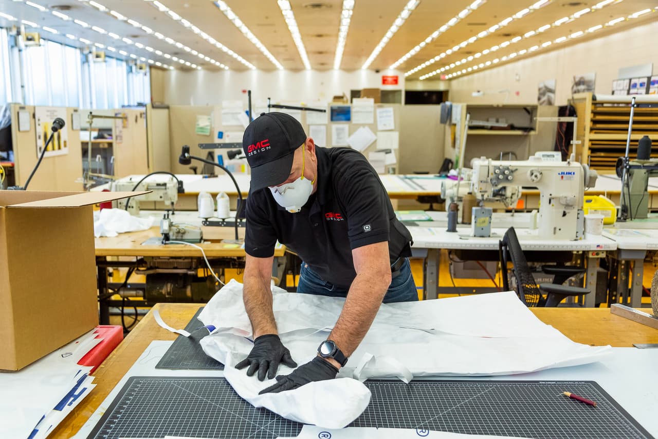 Trabajadores de General Motors producen batas protectoras en el GM Tech Center en Warren, Michigan.