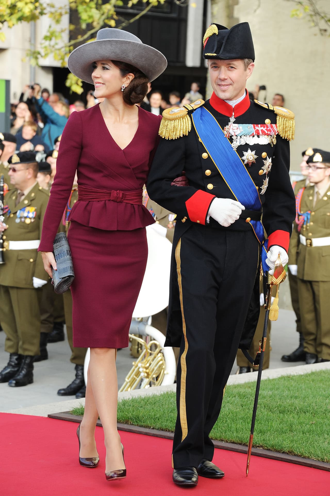 La pareja también se conoció durante los Juegos Olímpicos de Sídney, en 2000, y se comprometieron en 2003. Su boda se celebró el 14 de mayo del año siguiente en la Catedral de Copenhague. Ahora, Mary de Dinamarca es una de las princesas que rivalizan con Kate Middleton en cuanto a estilo se refiere, pues en varias ocasiones ha sido elegida como la integrante de la realeza mejor vestida sobre la esposa del príncipe William, de acuerdo con la revista 
<b><a href="http://www.marieclaire.co.uk/news/fashion-news/kate-middleton-is-no-longer-the-world-s-most-stylish-royal-54668#page=1&index=1" target="_blank">Marie C</a><a href="http://www.marieclaire.co.uk/news/fashion-news/kate-middleton-is-no-longer-the-world-s-most-stylish-royal-54668#page=1&index=1" target="_blank">larie</a></b>.