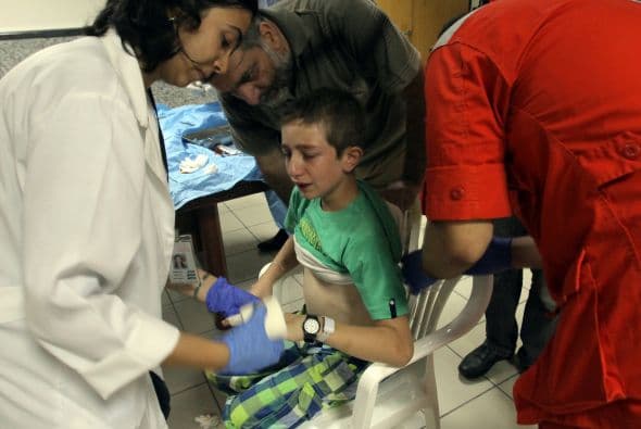 El hospital de Trípoli se encuentra repleto con más de 500 heridos como este niño.