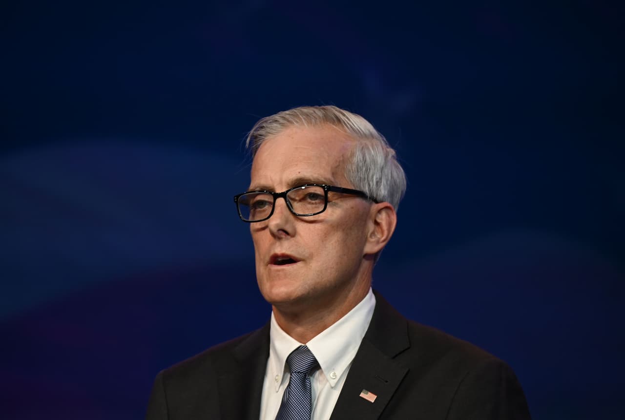 <b>Secretario de Asuntos de los Veteranos: Denis McDonough.</b> Fue jefe de gabinete del ex presidente Barack Obama de 2013 a 2017 y antes asesor adjunto de seguridad nacional de Obama.