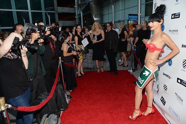 La actriz Bai Ling causó tremenda sensación al presentarse en Hollywood con un ‘look’ creativo y diminutivo.