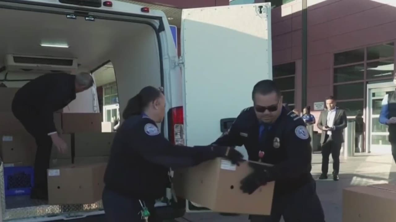 Empresa entrega comida a agentes del Aeropuerto de Las Vegas para mitigar la crisis del cierre federal