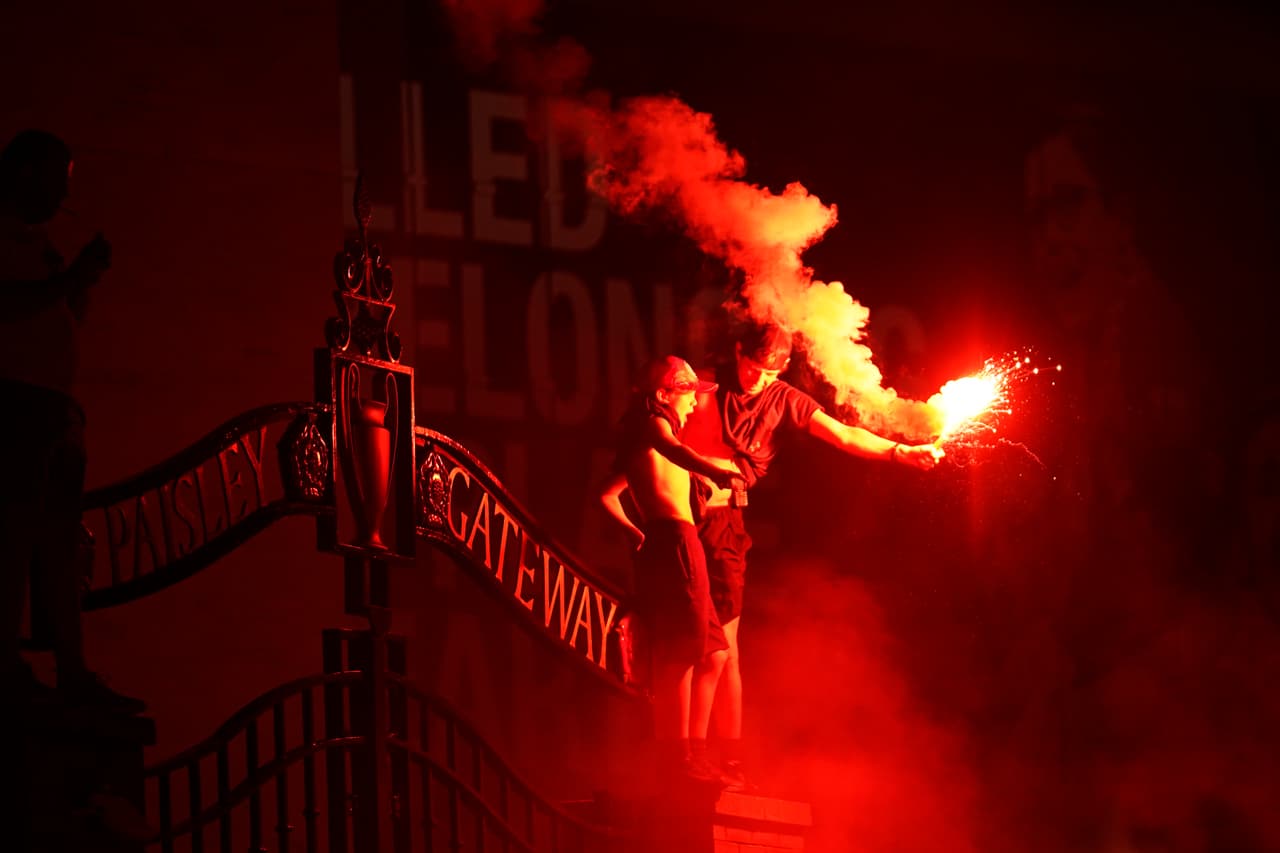 Finalmente se rompieron 30 años de sequía sin conquistar la Premier League y vaya que lo gozaron al máximo los aficionados.