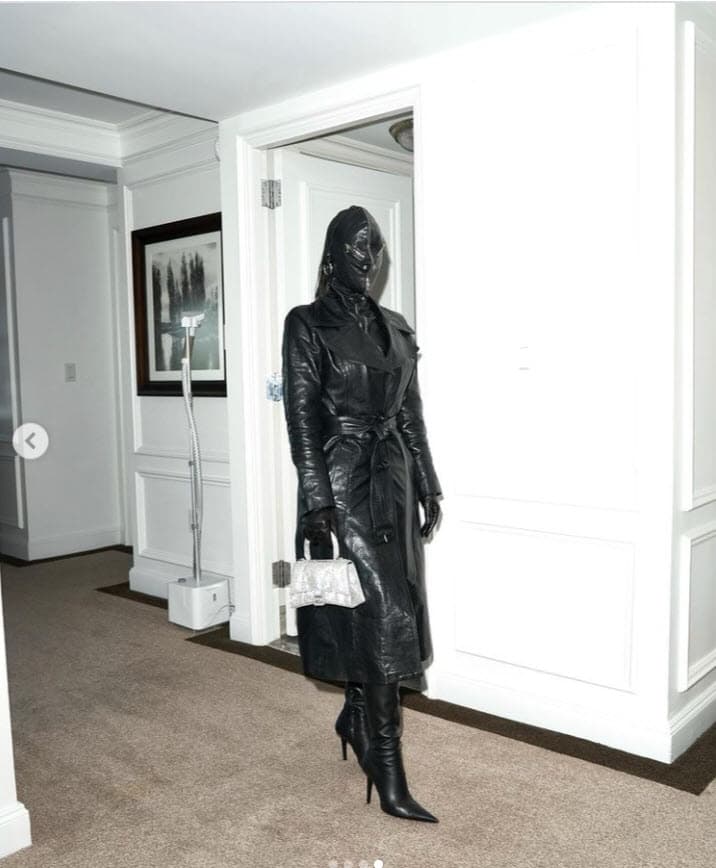 Kardashian
<b><a href="https://www.dailymail.co.uk/tvshowbiz/article-9981425/Kim-Kardashian-channels-Kanye-West-sports-zentai-face-mask-NYFW-Kardashian-clan.html" target="_blank">llegó así antes de registrarse en el Ritz Carlton</a></b>, acompañada de su madre, Kris Jenner, su pareja Corey Gamble, su hermana Kourtney Kardashian y Travis Barker, según reseñó el Daily Mail.