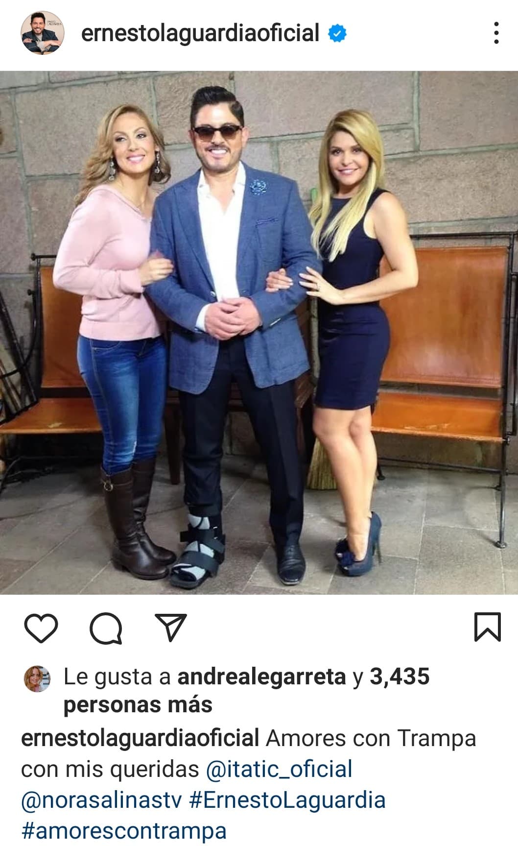 El 10 de abril compartió en su cuenta de Instagram una fotografía en la que mostró su férula y el 5 de mayo se dejó ver con todo y el dispositivo posando con Itatí Cantoral y Nora Salinas, sus compañeras de Amores con Trampa.