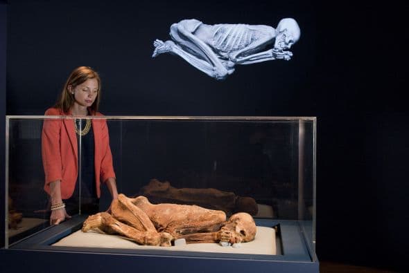 La momia más antigua de la colección del Museo Británico es la de un hombre del pueblo egipcio de Gebelein, que yace en posición fetal. El hombre vivió antes de la época de los Faraones (4400 a 3100 AC) y su cuerpo fue conservado naturalmente en la caliente arena del desierto.