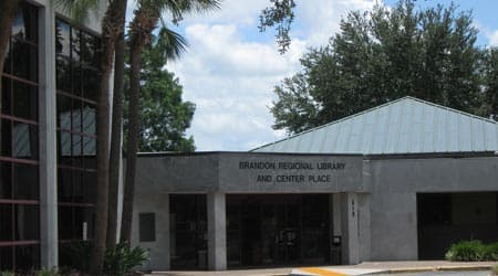 Ubicada en el número 619 de la avenida Vonderburg, la 
<b>Brandon Regional Library</b> abrió sus puertas en 1960 y el 10 de marzo de 1995 fue reinaugurada con una ampliación de sus instalaciones.
<br>
<br>Ofrece un 
<a href="https://www.facebook.com/BrandonRegionalLibrary/ " target="_blank">catálogo</a> amplio de programas para sus usuarios por lo que funge como el corazón de las actividades culturales de Brandon.
<br>
<br>Está abierta de lunes a miércoles de 10 de la mañana a 9 de la noche; jueves, viernes y sábado de 10 de la mañana a 6 de la tarde, y puedes pedir más información al teléfono 813-273-3652.
<br>