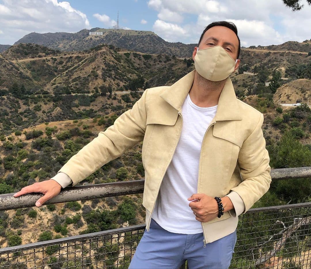 A Luis Sandoval también le preocupa su salud, pero no deja de lado la moda. Prueba de ello es este juego que hacen su saco y su máscara. Guapo y protegido.