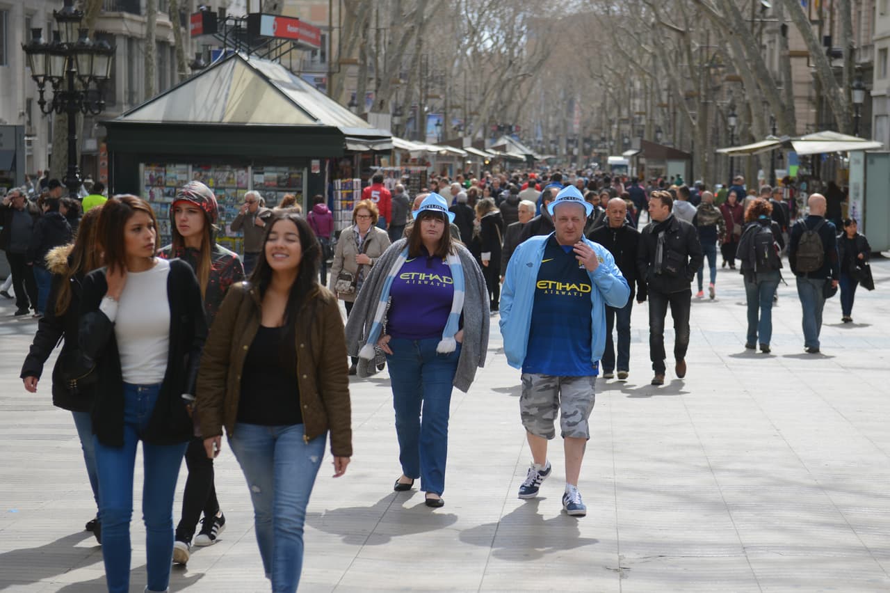 En 2015, por estas calles que conectan la Plaza España con el Mirador de Colón -frente al antiguo puerto de la ciudad-, pasearon 
<b>8,303,609</b> de turistas de todo el mundo haciendo que la ciudad batiera un récord.