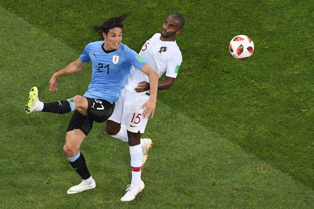 Después del gol la defensa portuguesa comenzó a hacerle un marcaje mucho más severo, no querían otra sorpresa. Aquí se ve a Ricardo Pereira dejándole un recuerdo.