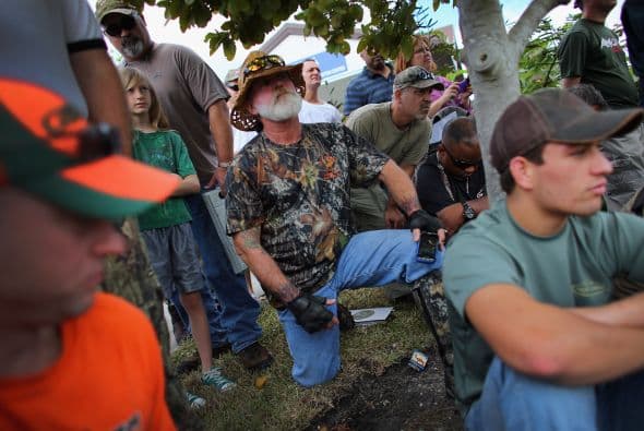 Para alimentar a los participantes incluso se ofreció un menú gratuito de guisos realizados a base de caimán, iguana y otros animales que se pueden encontrar en libertad en los Everglades