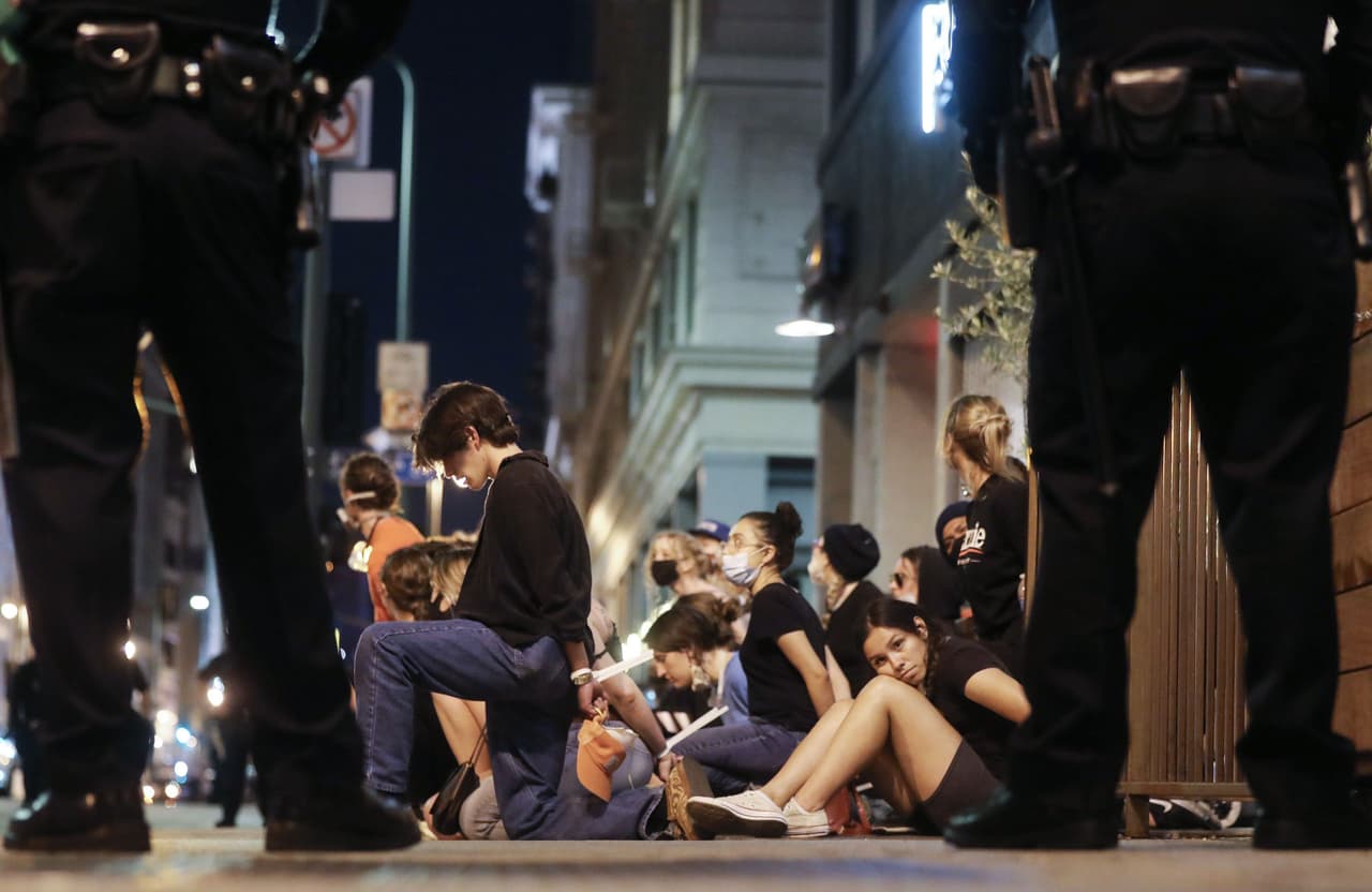 A partir de las 6:00 pm comenzaron los arrestos de manifestantes que persistían en las calles de California. Según un conteo de la agencia AP desde que empezaron las manifestaciones por George Floyd se han producido al menos 9,300 detenciones en Estados Unidos.