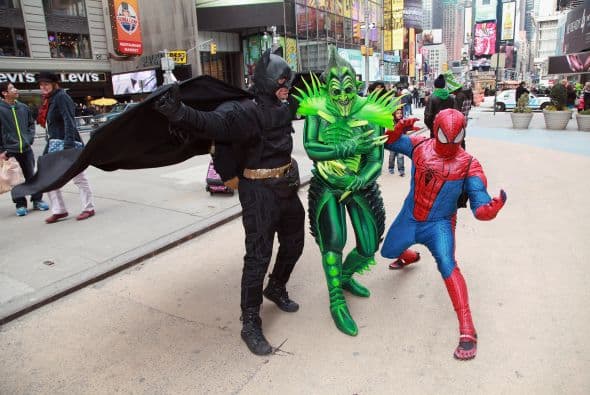 La policía (NYPD) identificó al “spiderman” como Moussa Rabaoui, de Queens, y de 22 años de edad. Es una de las muchas personas disfrazadas que recorren la zona turística vestidos como personajes de la televisión y de cómics populares, pidiendo honorarios pequeños a cambio de una foto.