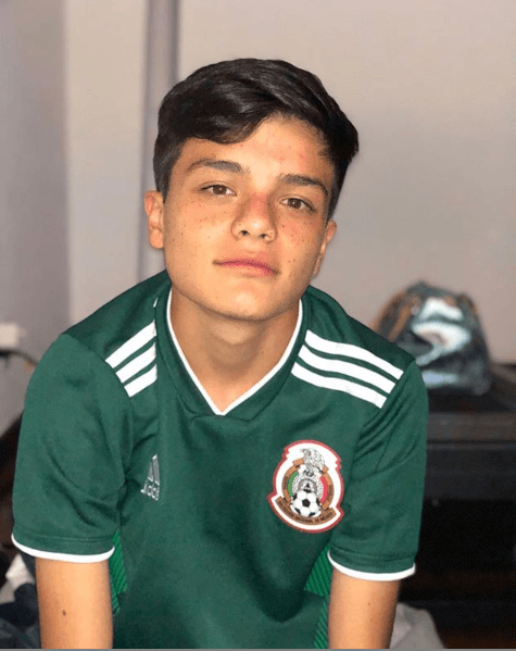 En una plática con sus seguidores, reiteró: “Lo voy a decir una y una vez más, o sea, lo he dicho varias veces. Ni sé quién es mi papá, no me importa, así que les agradecería que me
<b> dejaran de preguntar por ese bastardo </b>que no conozco”.