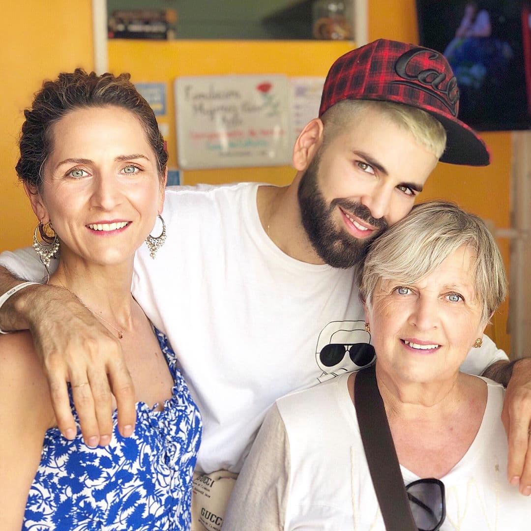 El experto en moda y belleza ha compartido desde el 23 de noviembre en Instagram, 
<b><a href="https://www.univision.com/famosos/jomari-goyso-bloqueo-a-su-mama-el-simpatico-chat-entre-madre-e-hijo-por-una-foto-en-calzoncillos-fotos">mensajes de texto</a></b> que le ha hecho llegar su madre por WhastApp.