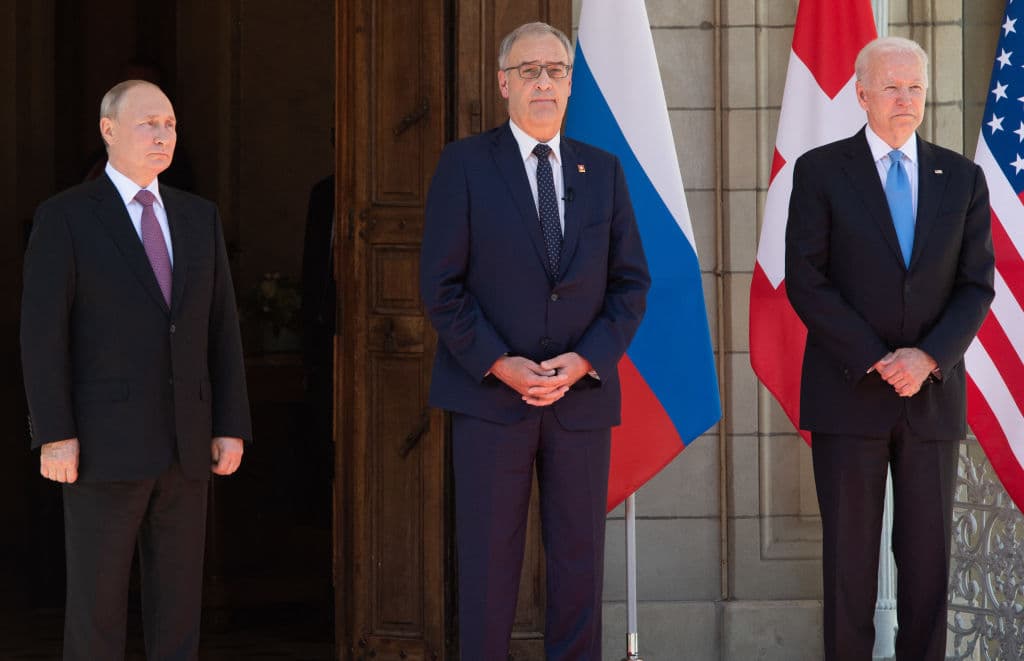 Serios, ambos mandatarios permanecieron de pie mientras el presidente suizo les deseaba "un diálogo fructífero" y destacaba el papel de su país como mediador.