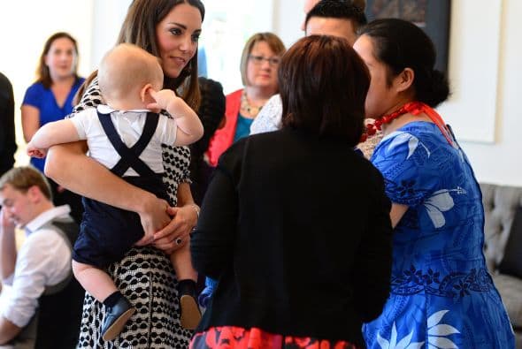 'Lady Di', al ser de origen plebeyo como lo es la Duquesa Catherine, intentó dar a sus hijos, junto con el príncipe Carlos, una educación lo más normal posible. Incluso rompió varios protocolos.