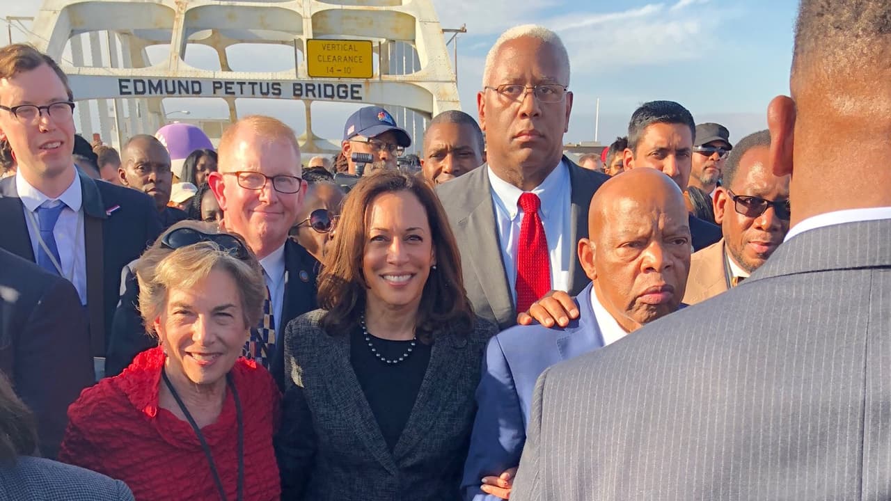 Kamala Harris junto a John Lewis en el puente Edmund Pettus de Selma, en la conmemoración del ‘domingo sangriento’ del 7 de marzo de 2020, unos meses antes de la muerte de Lewis.